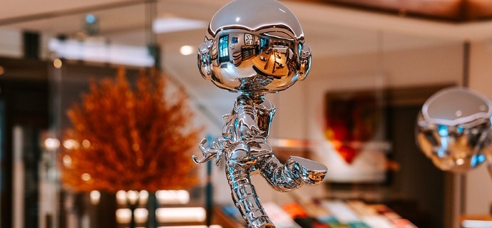Cosmo run sur boule - Sculpture en inox poli miroir - 70 cm