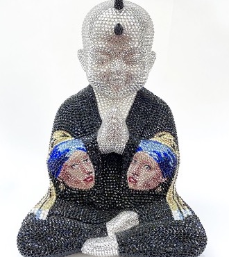 Punk Buddha - It will always be you feat Vermeer - 33 x 22 x 15 cm - Sculpture en fibre de verre, peinture acrylique et cristaux Swarovski