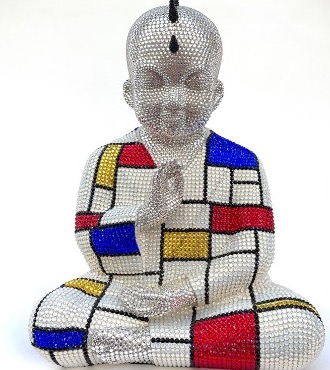 Punk Buddha - Holding Space feat Mondrian - 45 x 35 x 30 cm - Sculpture en fibre de verre, peinture acrylique et cristaux Swarovski