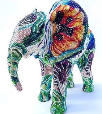 Burning Desire feat Okeefee - 36 x 33 x 41 cm - Sculpture en fibre de verre, peinture acrylique et cristaux Swarovski