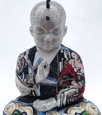 Courting feat Delimpicka - 46 x 36 x 30 cm - Sculpture en fibre de verre, peinture acrylique et cristaux Swarovski