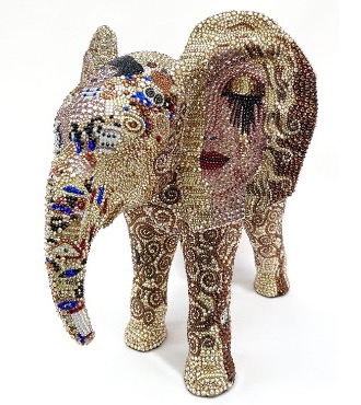 I love you very much feat Klimt - 36 x 33 x 41 cm - Sculpture en fibre de verre, peinture acrylique et cristaux Swarovski