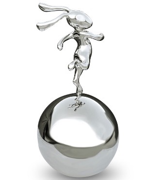 Lapin run sur sa boule - Sculpture en inox poli miroir - 80 cm