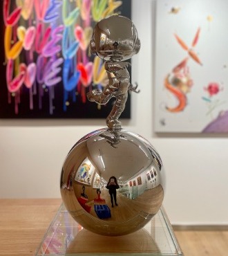 Cosmonaute run sur sa boule - Sculpture en inox poli miroir - 70 cm