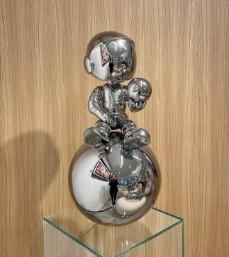 Cosmo penseur sur sa boule - Sculpture en inox poli miroir - 70 cm