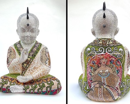 Punk Buddha - Through the window of my mind feat Mucha - 46 x 36 x 30 cm - Sculpture en fibre de verre, peinture acrylique et cristaux Swarovski