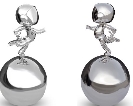 Cosmonaute run sur boule - Sculpture en inox poli miroir - 70 cm