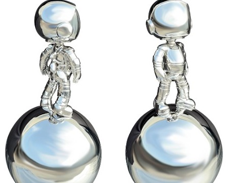 Cosmonaute debout sur sa boule - Sculpture en inox poli miroir