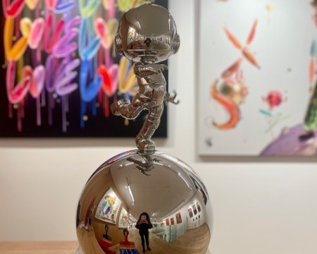 Cosmonaute run sur sa boule - Sculpture en inox poli miroir - 70 cm
