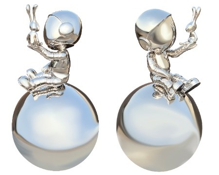 Cosmo sur sa boule avec doudou - Sculpture en inox poli miroir - 80 cm