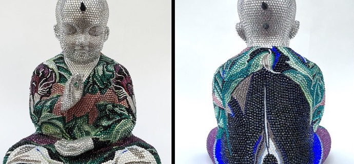 Punk Buddha - Captivated feat Okeefee - 45 x 35 x 30 cm - Sculpture en fibre de verre, peinture acrylique et cristaux Swarovski