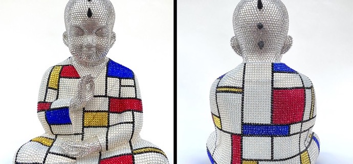 Punk Buddha - Holding Space feat Mondrian - 45 x 35 x 30 cm - Sculpture en fibre de verre, peinture acrylique et cristaux Swarovski