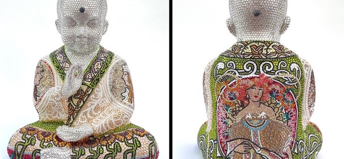 Punk Buddha - Through the window of my mind feat Mucha - 46 x 36 x 30 cm - Sculpture en fibre de verre, peinture acrylique et cristaux Swarovski