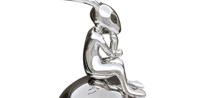 Lapin penseur sur sa boule - Sculpture en inox poli miroir - 70 cm