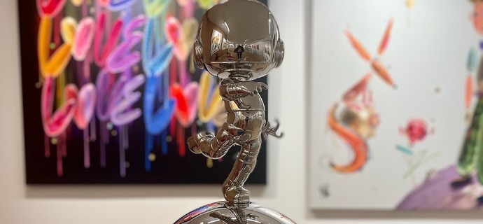 Cosmonaute run sur sa boule - Sculpture en inox poli miroir - 70 cm