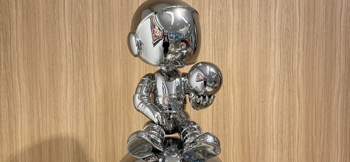 Cosmo penseur sur sa boule - Sculpture en inox poli miroir - 70 cm