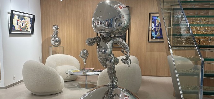 Cosmo run sur sa boule - Sculpture en inox poli miroir - 170 cm