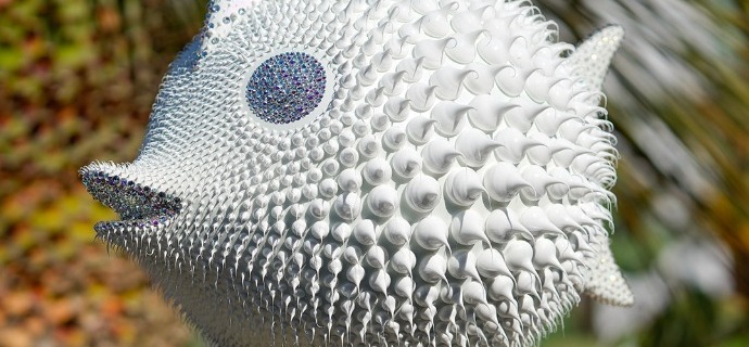 Poisson white - (L) 40 x (H) 44 x 28 (W) cm - Scupture en résine, silicone et cristaux Swarovski