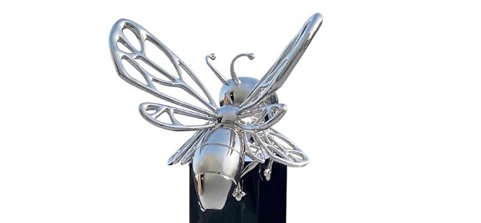 Bee on the column - Sculpture en inox poli miroir - 197 cm